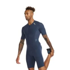 2XU Light Speed Tech Trisuit Korte Mouw Blauw Heren 11 2XU Light Speed Tech Trisuit Korte Mouw Blauw Heren -Sportwetsuit Winkel 2xu trisuits heren light speed tech short sleeve mt6633d out wht 03