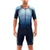 2XU Perform Korte Mouw Trisuit Blauw Heren 2 2XU Perform Korte Mouw Trisuit Blauw Heren -Sportwetsuit Winkel 2xu trisuits heren perform korte mouw blauw mt5525d 01 high