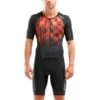2XU Perform Korte Mouw Trisuit Zwart/rood Heren 1 2XU Perform Korte Mouw Trisuit Zwart/rood Heren -Sportwetsuit Winkel 2xu trisuits heren perform korte mouw zwart fom mt5525d 01 high