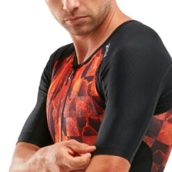 2XU Perform Korte Mouw Trisuit Zwart/rood Heren -Sportwetsuit Winkel 2xu trisuits heren perform korte mouw zwart fom mt5525d 04 high