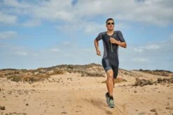 Zone3 Aquaflo Plus Korte Mouw Trisuit Zwart Heren 10 Zone3 Aquaflo Plus Korte Mouw Trisuit Zwart Heren -Sportwetsuit Winkel aquaflo 25copy