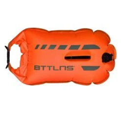 BTTLNS Amphitrite 1.0 Saferswimmer Zwemboei 20 Liter Oranje -Sportwetsuit Winkel bttlns buoy amphitrite orange low 02