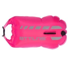 BTTLNS Tethys 1.0 Safeswimmer Zwemboei 35 Liter Roze -Sportwetsuit Winkel bttlns buoy tethys pink low 04