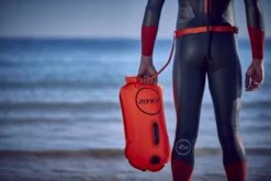 Zone3 Buoy/Dry Bag 28L Roze 8 Zone3 Buoy/Dry Bag 28L Roze -Sportwetsuit Winkel classic buoy bag lifestyle 6 001