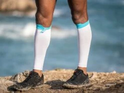 Compressport R2 Oxygen Compressie Tubes Wit -Sportwetsuit Winkel compressport r2 oxygen sleeve white 03