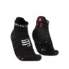 Compressport Pro Racing V4.0 Low Cut Hardloopsokken Zwart 1 Compressport Pro Racing V4.0 Low Cut Hardloopsokken Zwart -Sportwetsuit Winkel pro racing socks v4 ultralight run low black red