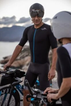 Sailfish Aerosuit Pro Trisuit Korte Mouw Zwart Heren 19 Sailfish Aerosuit Pro Trisuit Korte Mouw Zwart Heren -Sportwetsuit Winkel sailfish trisuits heren aerosuit pro black 12