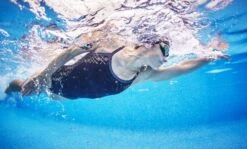 Zone3 Iconic Bound Back Badpak Dames -Sportwetsuit Winkel zone3 zwemkleding dames iconic bound back swim costume sw20wibb101 011